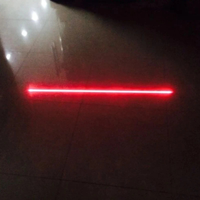 LED ласерска црвена линија за автомобили и мотоцикли против судир, задна ласерска замаглена светилка, стоп и паркинг предупредувачка светилка